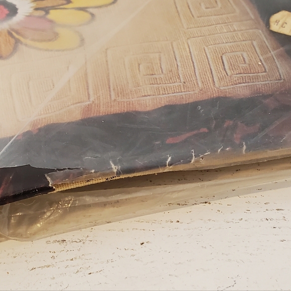 Vintage 1975 Crewel Creative Stitchery Pillow Kit Bordered Daisy New in Package - Picture 4 of 4